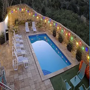 Follow The Sun Boutique - Pool, Breakfast & Sea Views Hostel
